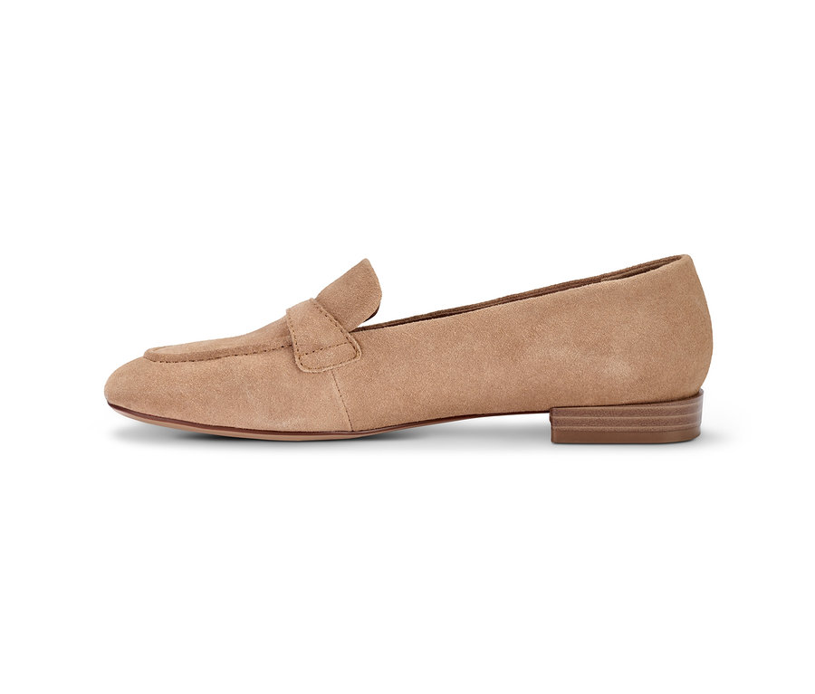 Einzelner Loafer aus Veloursleder in Braun vor einem weißen Hintergrund.