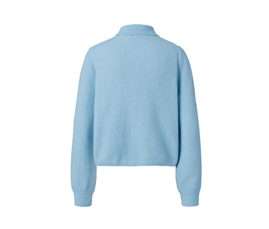 Detailansicht der Rückseite eines hellblauen Cardigans mit Kragen.