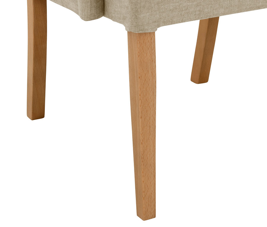 Detailansicht eines beigen »Hendrick« Hochlehner-Polsterstuhls mit Armlehne und Holzbeinen.