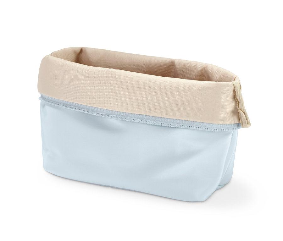 Eine offene, hellblaue Kulturtasche mit beigem Rand.