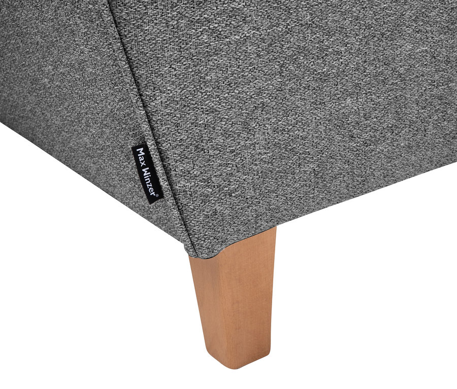 Detailansicht des anthrazitfarbenen Max Winzer® 3-Sitzer-Sofas »Penny« mit Etikett und Holzfuß.