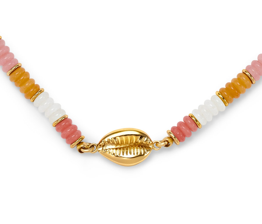 Detail der Kette »Beach« mit bunten Perlen und goldenem Muschelverschluss.