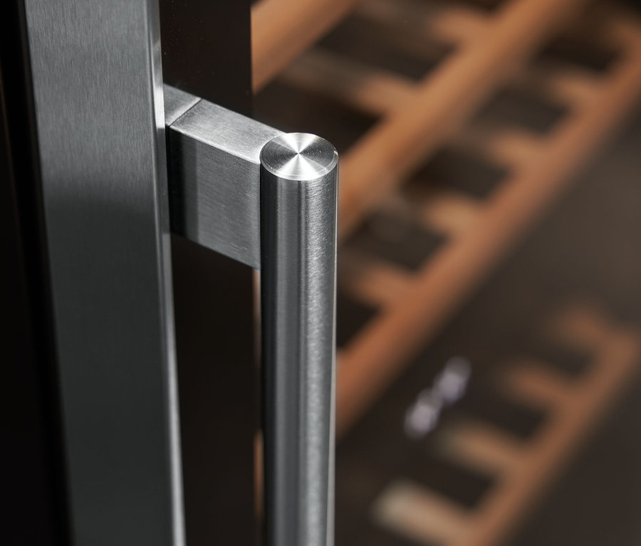 Detailansicht des Griffs eines Weinkühlschranks von Respekta® »WKS77«.