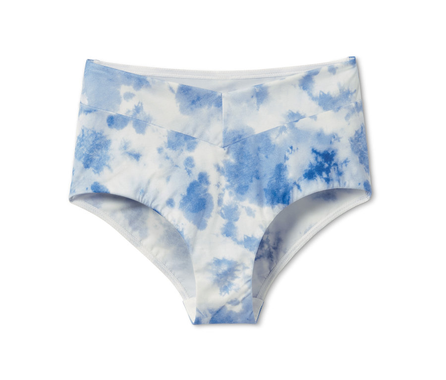Eine Highwaist-Panty mit blau-weissem Batikmuster.