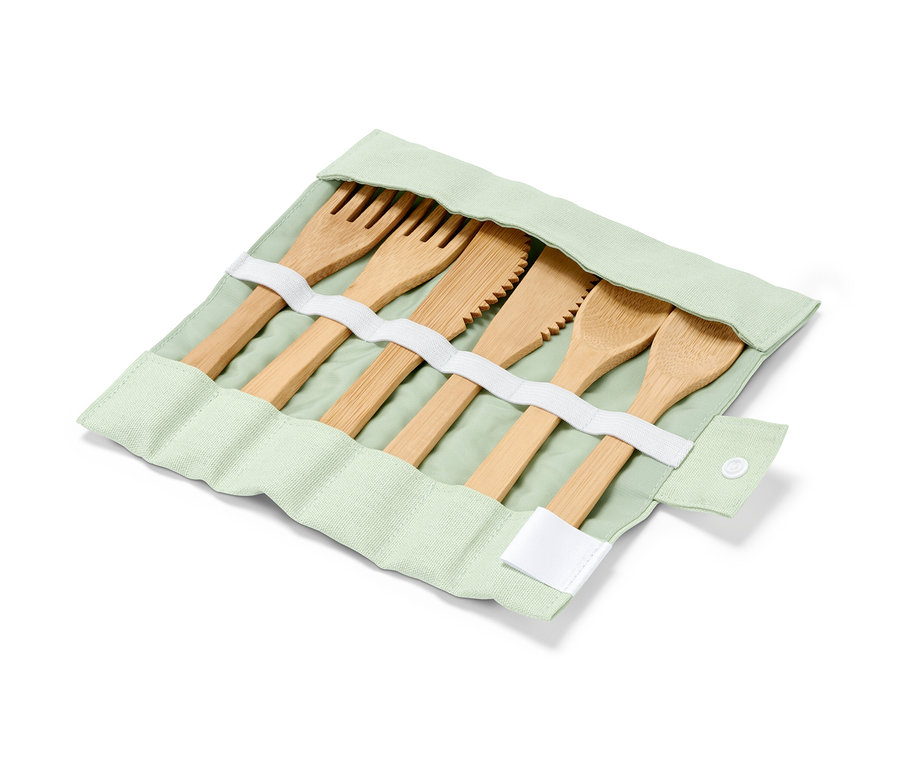 Picknickbesteck in einer grünen Stoffhülle.