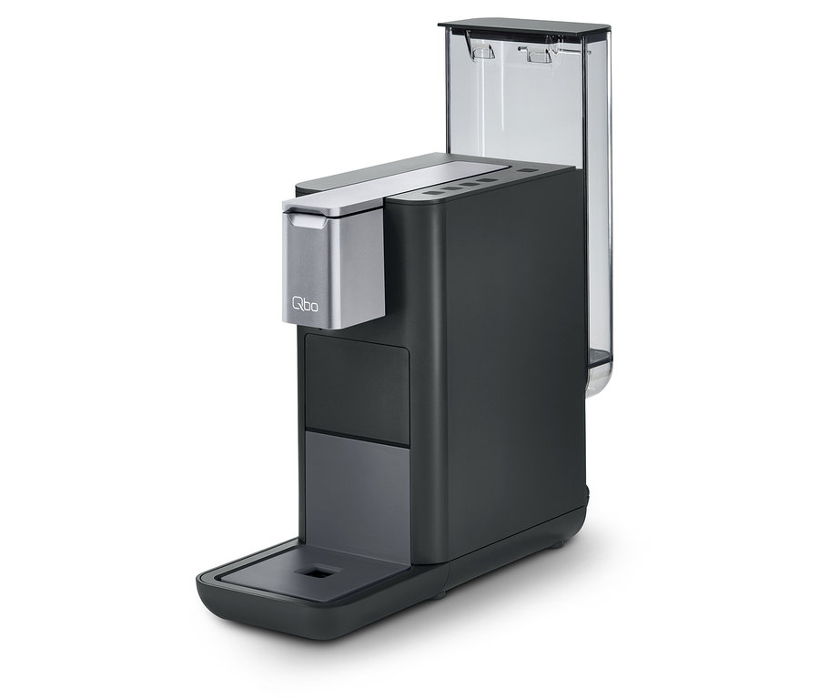 Eine schwarze Qbo ESSENTIAL Dark Stone Kaffeemaschine vor einem weißen Hintergrund.