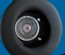 Detailaufnahme eines schwarzen Philips Bügelkopfhörers »TAH9505BK/00«.