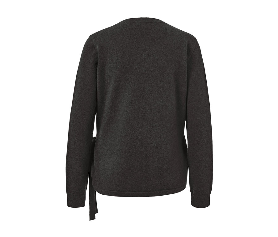 Detailansicht einer grauen Wickeljacke.