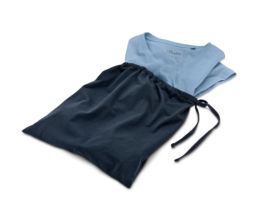 Ein hellblaues T-Shirt schaut aus einem marineblauen Jersey-Pyjama mit Kordelzug heraus.