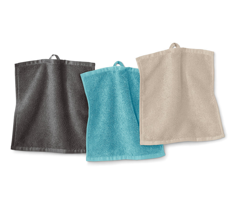 Drei Kosmetikücher, 3 Stk., in Grau, Blau und Beige hängen nebeneinander.