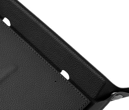 Detailaufnahme eines schwarzen Leder-Taschenleerer mit Wireless Charger.