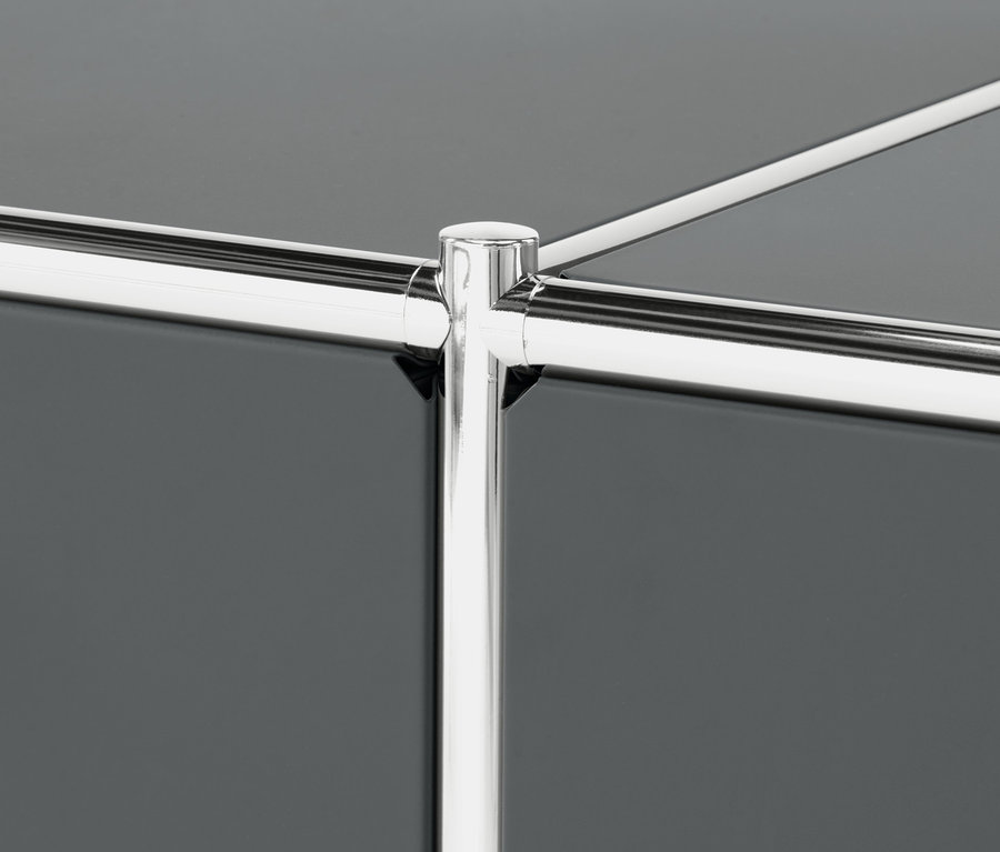 Detailaufnahme eines grauen »CN3« Sideboards mit verchromtem Gestell.