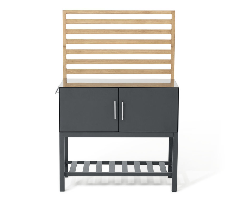 Schwarzes Outdoor-Küchenmodul mit Lamellenwand.