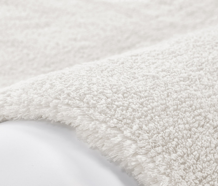 Detailansicht eines weißen Kayoom Hochflorteppichs »Bali 110«.