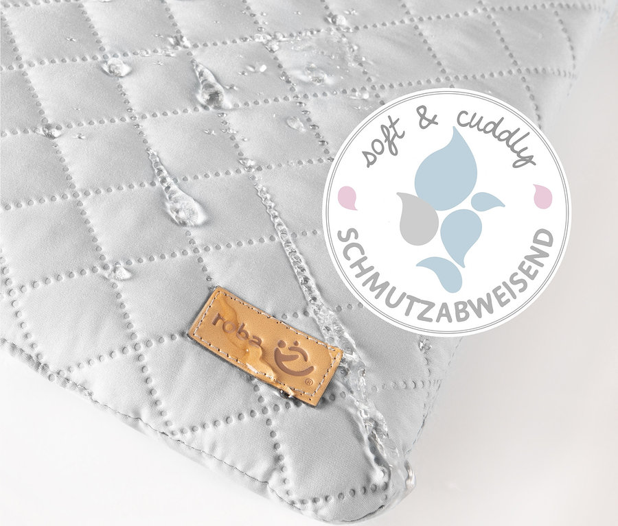 Detailansicht der grauen roba Wickelauflage »roba style grau« mit Wassertropfen und Logo "soft & cuddly schmutzabweisend".