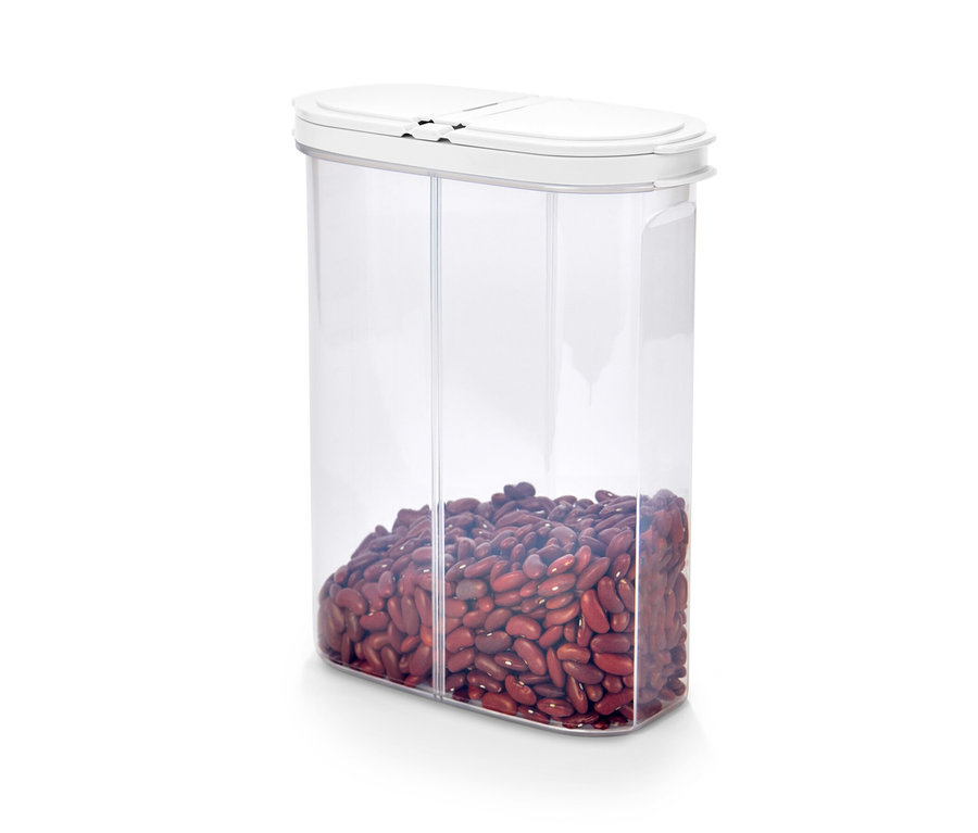 Eine durchsichtige 2-in-1-Vorratsdose gefüllt mit roten Bohnen.