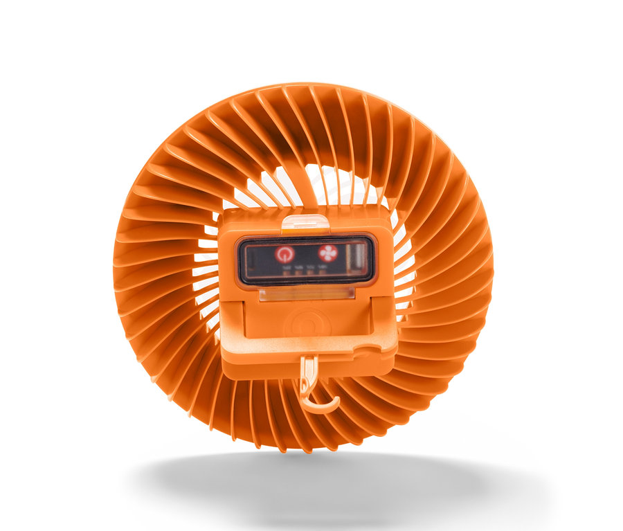 Ein orangefarbener 2-in-1-LED-Ventilator auf weißem Hintergrund.
