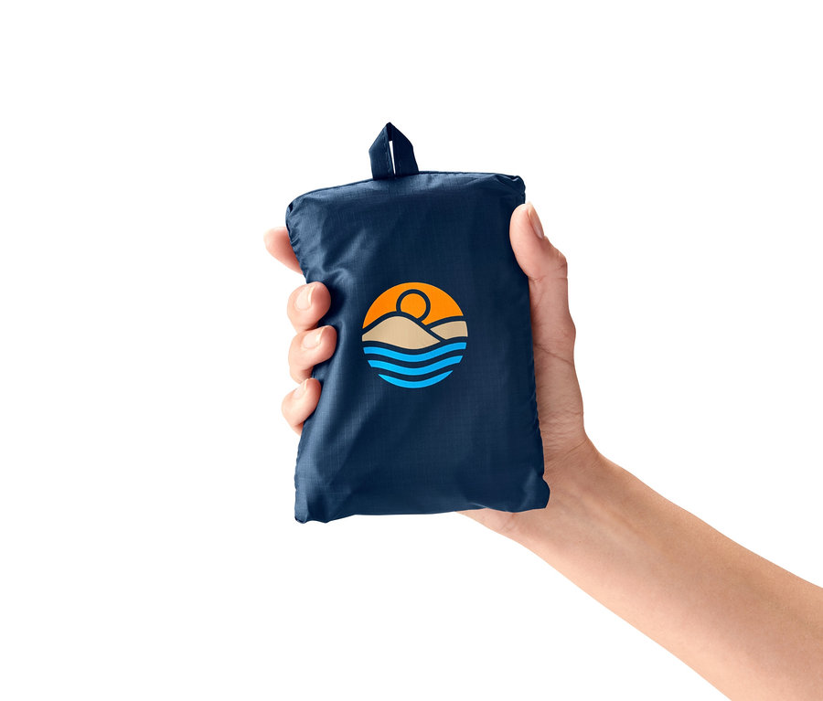 Eine Hand hält eine Mini-Picknickdecke.