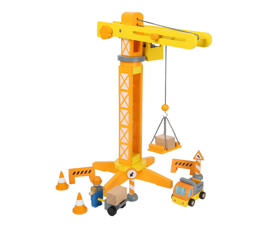 Gelber small foot Baukran mit Baustellenzubehör aus Holz hebt einen Holzblock.