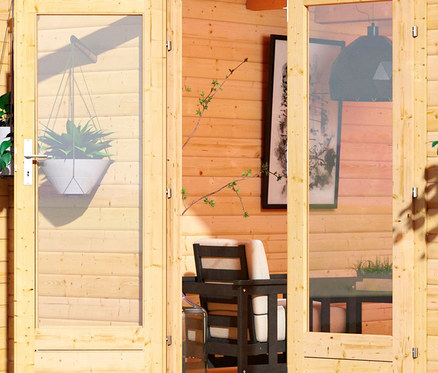 Offene Tür zu Karibu Premium-Gartenhaus, 38 mm (Altona 5), Natur, mit Möbeln.