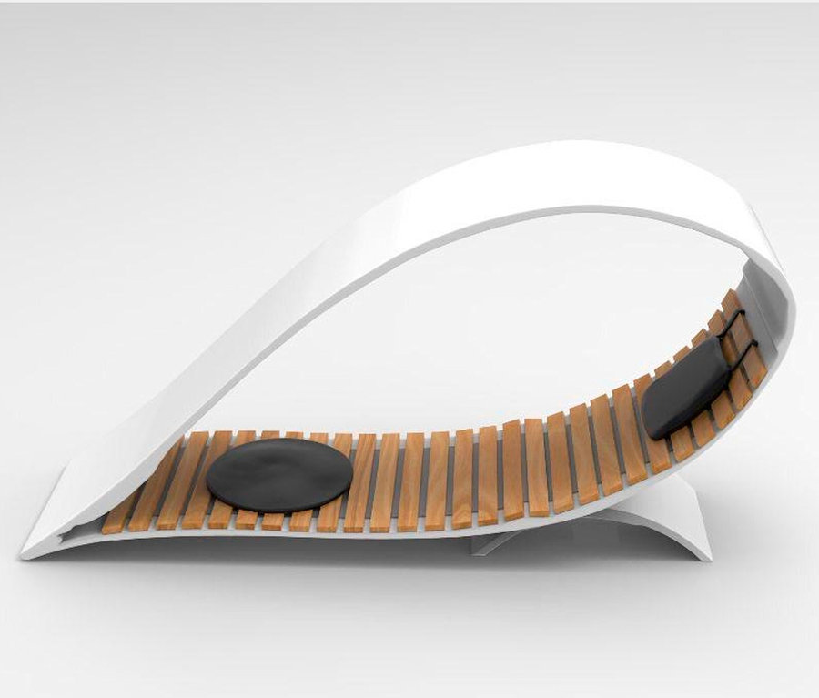 Weißes Wings for Living Liege »Ibiza« mit Holzlatten und zwei schwarzen Kissen.