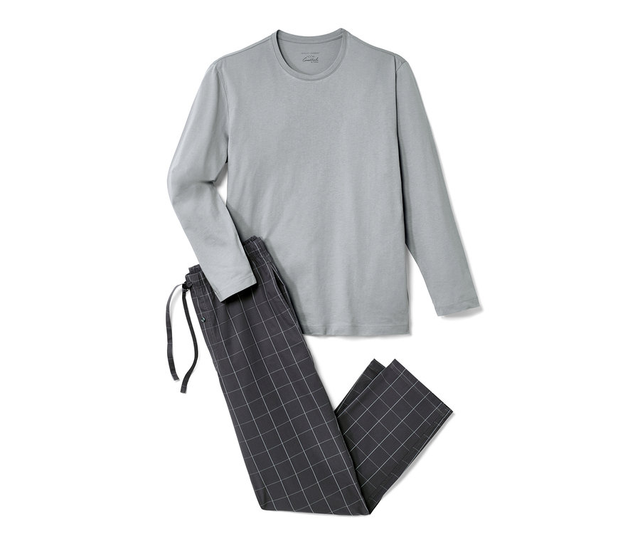 Grauer Pyjama mit gewebter Hose liegt auf einem weißen Hintergrund.