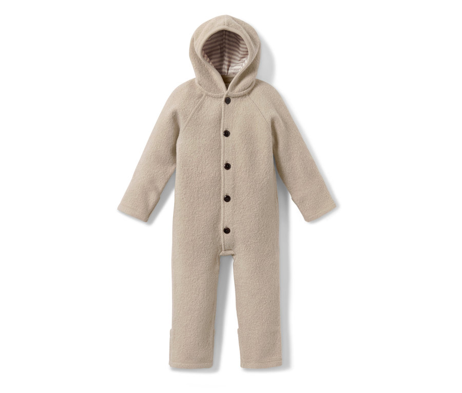 Baby-Merino-Walkoverall in Beige mit Kapuze und Knöpfen.