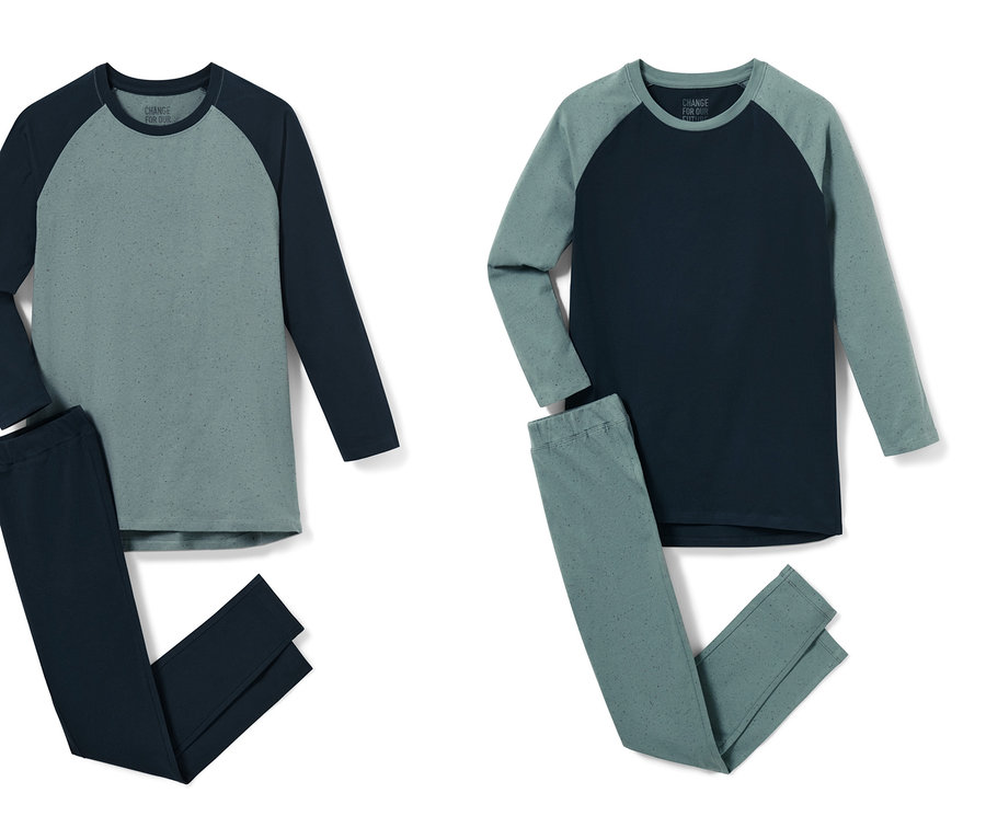 Zwei Kinder-Pyjamas.