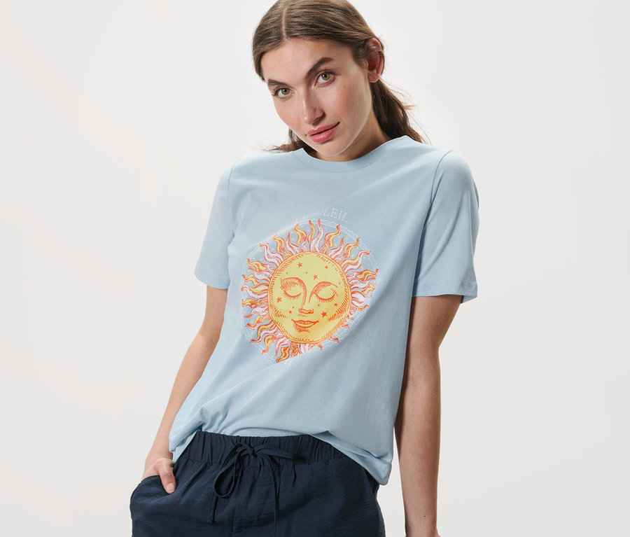 Frau trägt ein hellblaues T-Shirt mit Print.