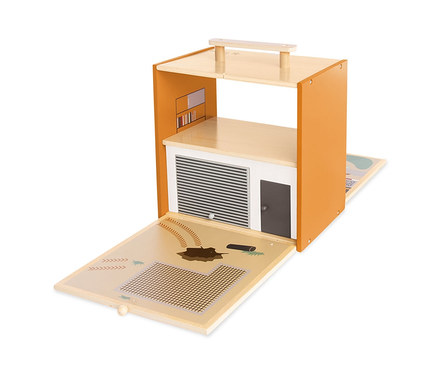 Zusammenklappbares Holzspielzeug Pinolino Spielwelt "Baustelle Gustav" mit orangefarbenen Wänden und bedrucktem Boden.