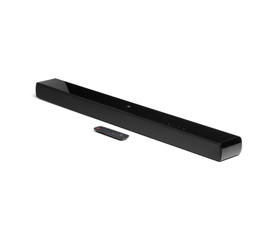 Schwarze JBL Soundbar »Cinema SB120« mit Fernbedienung auf weißem Hintergrund.