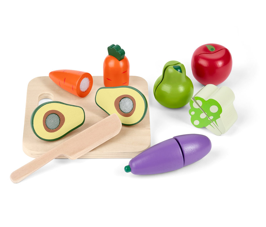 Holzspielzeug Obst und Gemüse auf einem Schneidebrett mit Messer.