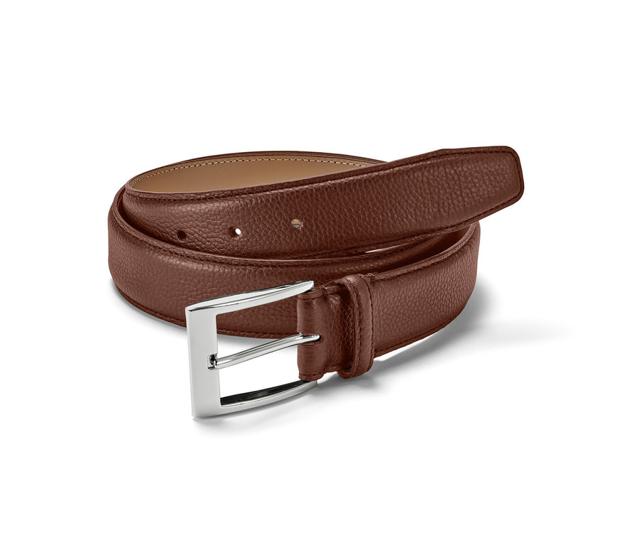 Ein brauner Ledergürtel mit einer Metallschnalle liegt zusammengerollt auf einem weißen Hintergrund.