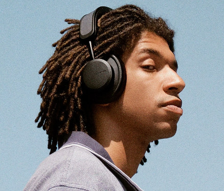 Mann mit Dreadlocks trägt Solarbetriebene Kopfhörer »Urbanista Los Angeles«.