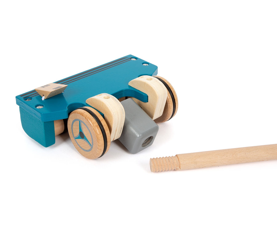 Blauer small foot Schiebspielzeug Staubsauger aus Holz mit abnehmbarem Griff auf weißem Hintergrund.