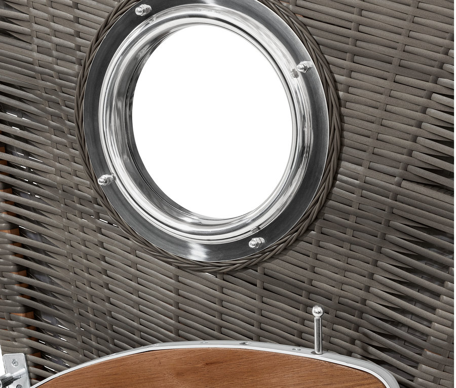 Detailansicht eines Premium-Strandkorbs XL mit 2 Ausklapptischen, der das Rattandesign und ein rundes Fenster zeigt.
