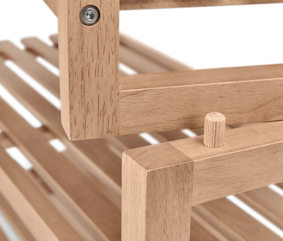 Detailaufnahme von einem stapelbaren Regal aus Massivholz.