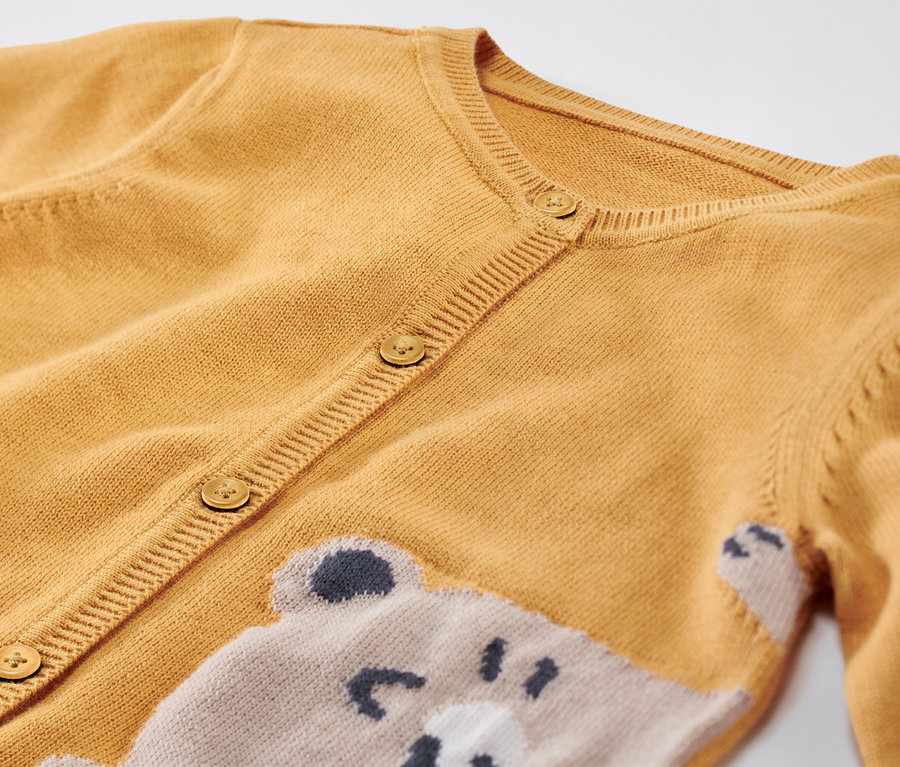 Gelbe Kleinkind-Strickjacke mit Otter-Stickerei.