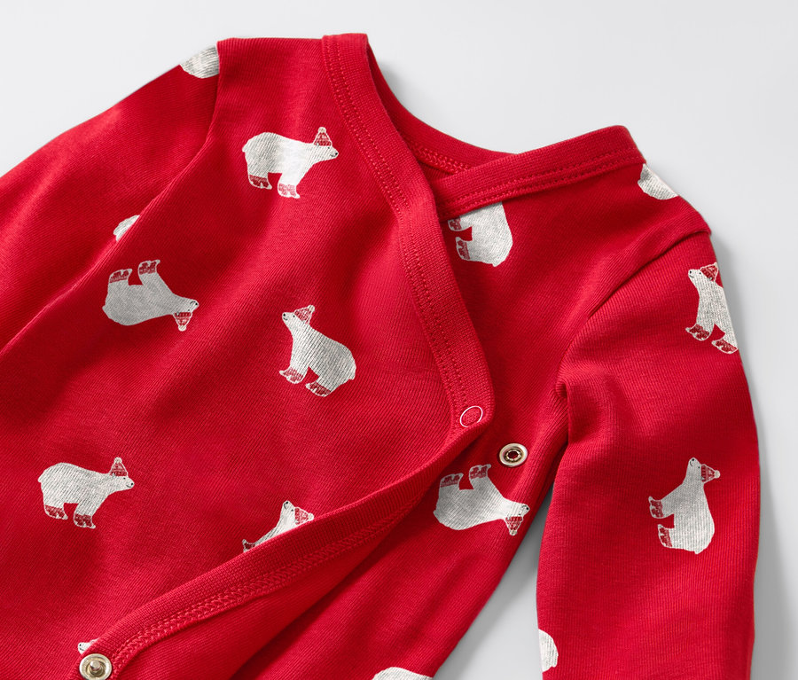 Detailansicht von zwei roten Kinder-Langarmbodys mit Eisbären-Print.