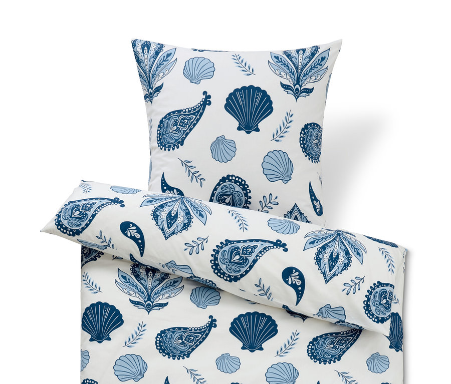 Weiße Renforcé-Bettwäsche in Normal- und Übergröße mit blauem Muschel- und Blumenmuster.