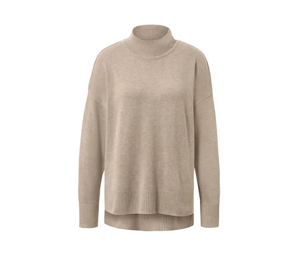 Beiger Feinstrickpullover mit Stehkragen.