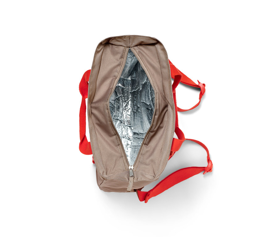 Geöffneter Picknickrucksack mit roten Riemen und silberner Innenisolierung.