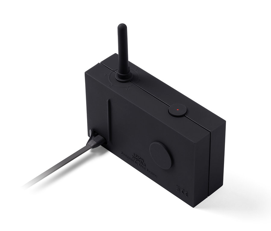 Schwarzes Lexon »TYKHO 3« Radio und Bluetooth®-Lautsprecher auf weißem Hintergrund.