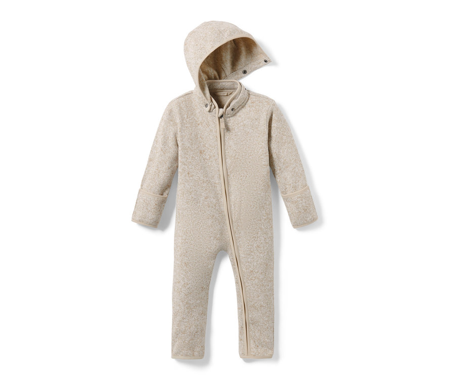 Beiger Baby-Strickfleece-Overall mit Rei
ßverschluss und Kapuze.