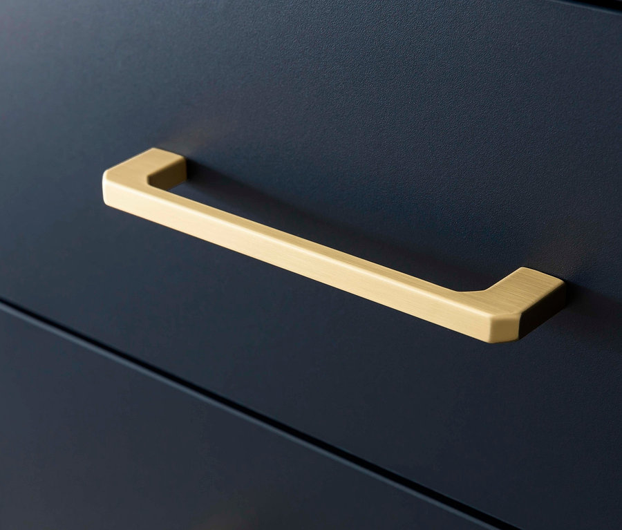 Detailaufnahme eines nachtblauen »Kent« Hochschranks mit mattgoldenem Schubladengriff.