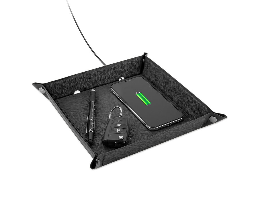 Schwarzer Organizer mit Ladegerät, Telefon, Stift und Schlüssel.