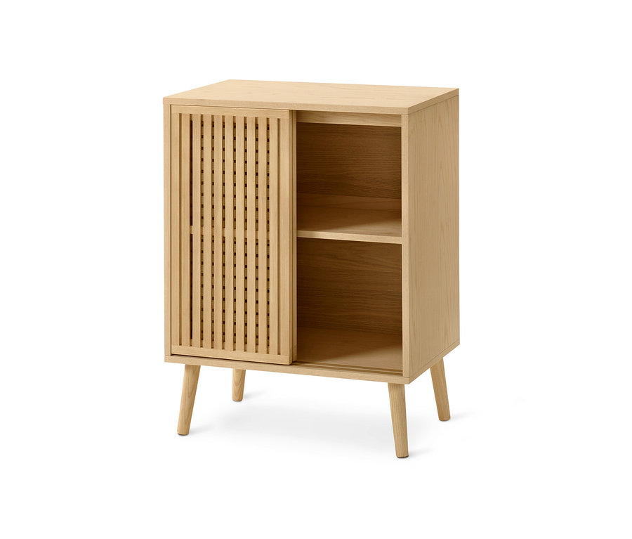 Eine beige Kommode mit Lamellen-Schiebetür und offenem Regal.