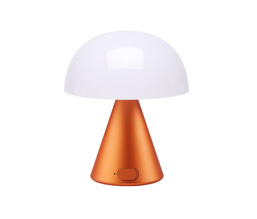 Orangefarbene LEXON LED-Akku-Tischleuchte »Mina M« mit weißem Lampenschirm.