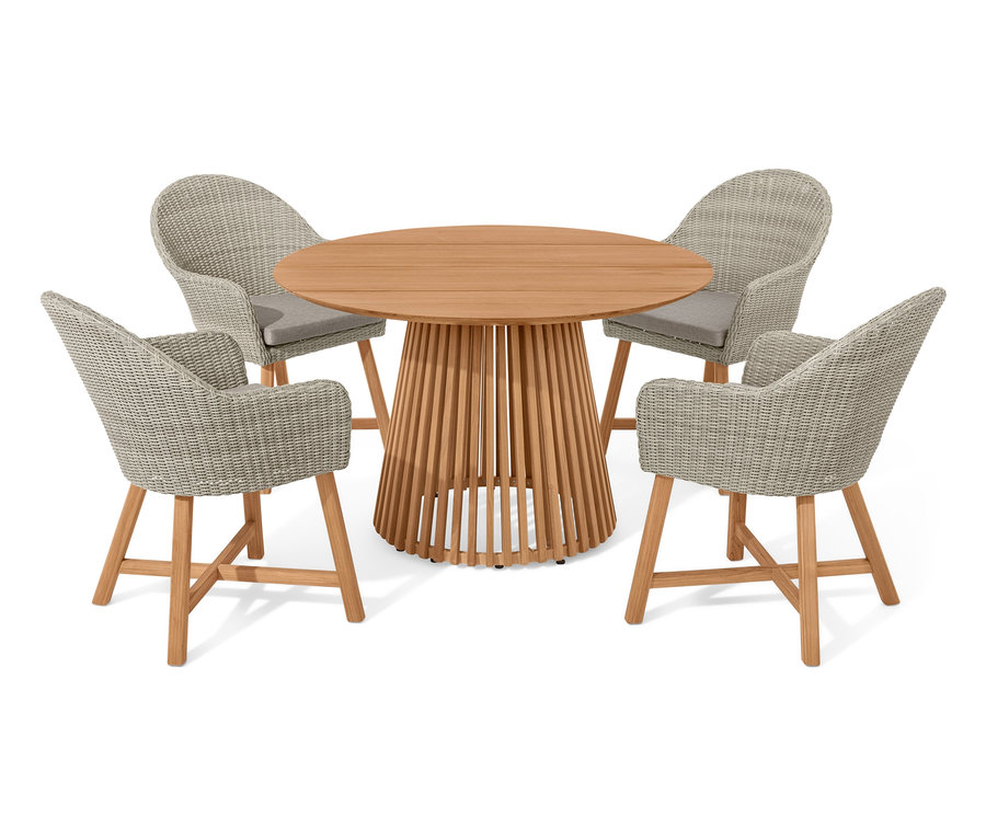 Teak-Dining-Set mit vier Korbsesseln und rundem Teakholztisch.