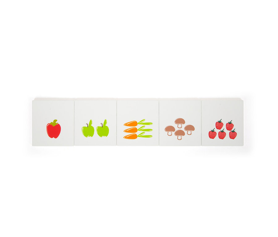 Das Bild zeigt fünf weiße Kacheln mit Illustrationen: eine rote Paprika, zwei grüne Äpfel, drei Karotten, vier Pilze und fünf Erdbeeren.